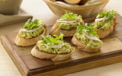 Брускетта с авокадо и тертым пармезаном