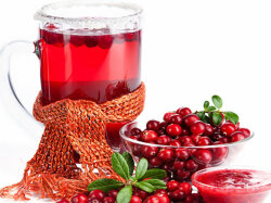 Освежающий морс из клюквы с брусникой