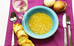 Французский луковый суп с гренками и сыром