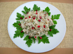 Салат Прекрасная леди с курицей, грибами и ананасами