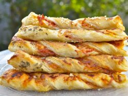 Слоеные палочки с сосисками, сыром и кунжутом