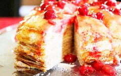 Блинный торт с творожной начинкой и вишневым вареньем
