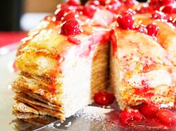 Блинный торт с творожной начинкой и вишневым вареньем