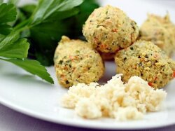 Рыбные фрикадельки с рисом на пару