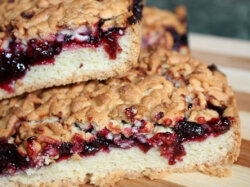 Тертый пирог на сметане с джемом