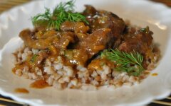 Говядина в соусе с сухим вином