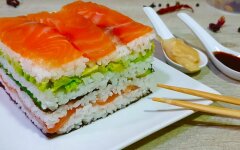 Слоеный суши-салат с красной рыбой и авокадо