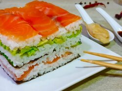 Слоеный суши-салат с красной рыбой и авокадо