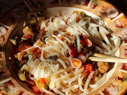 Рисовая лапша по-китайски со скумбрией