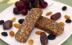 Миндальный батончик с финиками и вишней