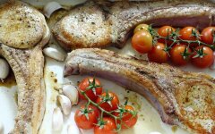 Пряная свинина на косточке в духовке