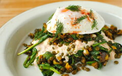 Салат с чечевицей, шпинатом и яйцами пашот