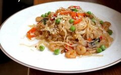 Фунчоза с креветками, грибами и зеленым горошком