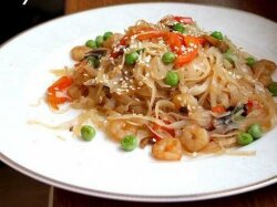 Фунчоза с креветками, грибами и зеленым горошком