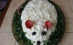 Салат «Белая мышка» с кальмарами и сыром