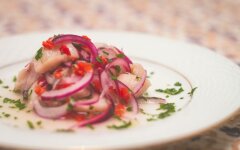 Севиче с сибасом, лососем и ферметированным луком