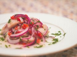 Севиче с сибасом, лососем и ферметированным луком