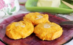 Морковные котлеты с манкой и сметаной на пару