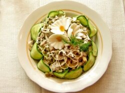 Салат из печени с грибами, огурцами и сыром