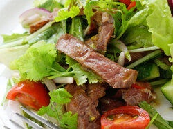 Салат из говядины и помидоров с перепелиными яйцами