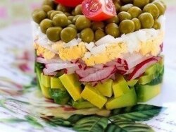 Быстрый салат из авокадо с редиской