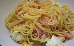 Макароны с колбасой и яйцом на сковороде