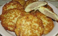 Картофельные драники с мясным фаршем на сковороде