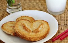 Слоеные булочки с финиками и орехами