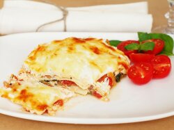 Сырная лазанья со шпинатом и помидорами