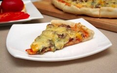 Пицца с фаршем, помидорами и болгарским перцем