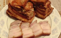 Домашнее сало с чесноком в луковой шелухе