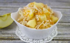 Квашеная капуста с яблоками, укропом и тмином