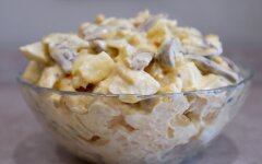 Салат «Сердцеедка» из куриных сердечек с маринованным луком
