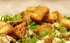 Салат с картофелем, шпротами и сухариками