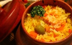 Плов с красной рыбой и овощами в горшочках