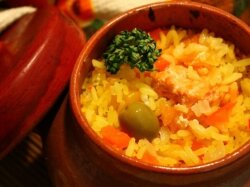 Плов с красной рыбой и овощами в горшочках