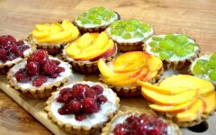Тарталетки из песочного теста с кремом и фруктами
