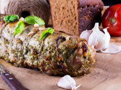 Свинина, фаршированная соусом песто