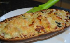 Куриная пицца с грибами на батоне