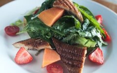 Салат с папайей, клубникой и угрем