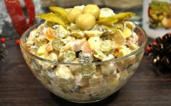 Салат из курицы, грибов и огурцов с чесночным соусом, рецепт с фото