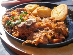 Тушеный картофель с тушенкой и капустой