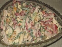 Салат «София» с ветчиной и копченым сыром