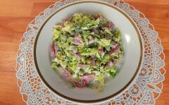 Салат из савойской капусты с полукопченой колбасой и горошком
