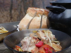 Свиные рёбрышки с овощами в горшочке на углях