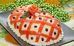 Салат «Принцесса» с лососем и кукурузой