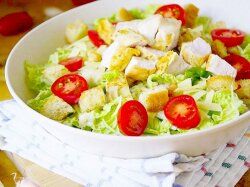 Домашний салат «Цезарь» с курицей и пекинской капустой