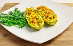 Лодочки из кабачков с творогом и чесноком в духовке