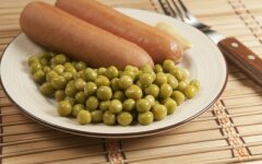 Жареный горошек с сосисками