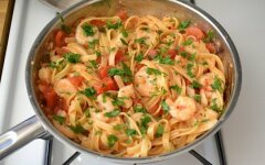 Паста с креветками и консервированными помидорами